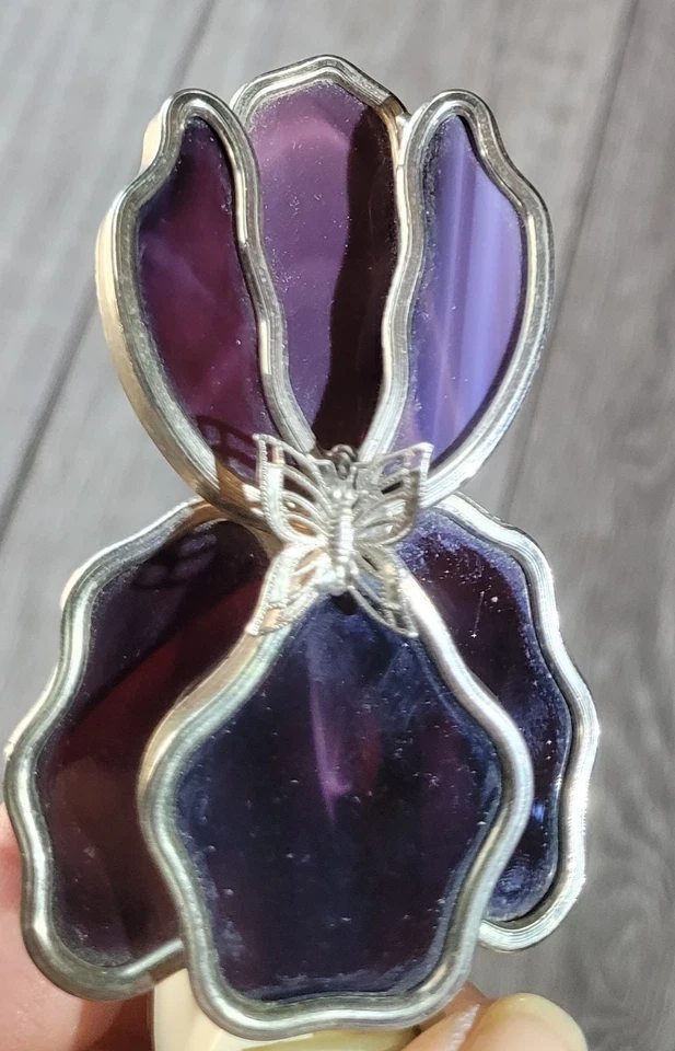 Vitral Iris Bloom Luz Nocturna con Acento Mariposa Plateada De Colección Foto 2 de 4