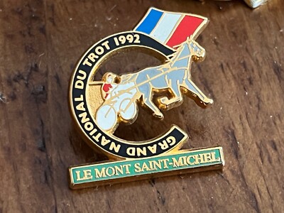 PINS PIN SPORT HIPPISME CHEVAL TROT 1992 LE MONT SAINT MICHEL ZAMAK DORE