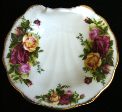 1962~ROYAL ALBERT~Old Country Roses~GOLD TRIM~Bone China~SHELL~Trinket Dish