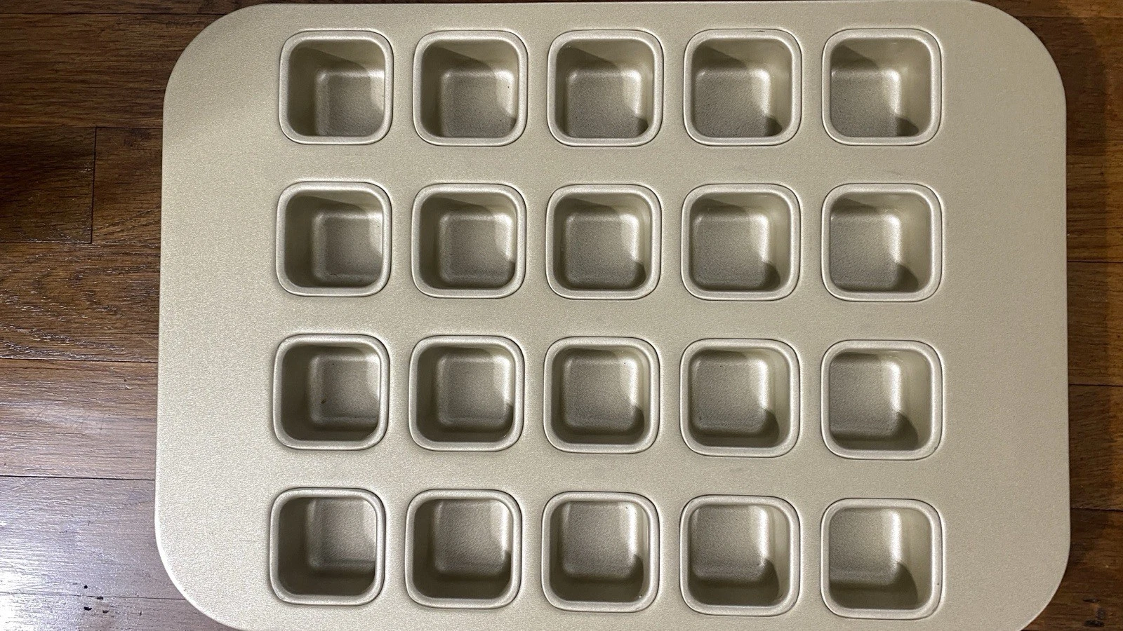 Mini Square Baking Pan 1.75” x 1.75" x 1” 20 Count Williams Sonoma Goldtouch
Opens in a new window o
