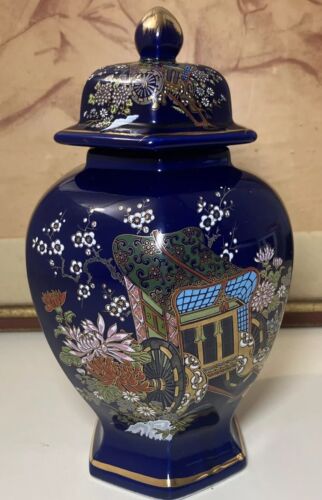 Ancien vase oriental japonais bleu cobalt et or avec couvercle wagon et fleurs peint - Photo 2/21