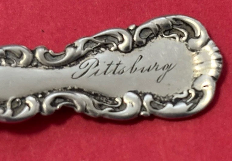 Сувенирная ложка Pittsburgh PA Louis XV с узором из чистого серебра 8,2 г 3,75 дюйма - Изображение 3 из 4