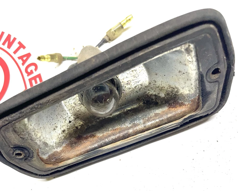 Conjunto de marcador de guardabarros delantero derecho Datsun 510 1968-1973 Foto 3 de 3