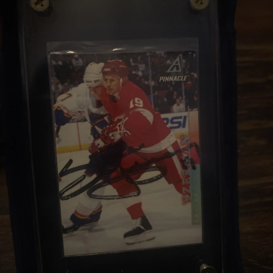 1997-98 Pinnacle - Steve Yzerman #71 Autograph - Image 4 of 4