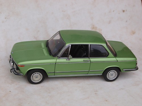 AutoArt BMW 2002 tii hellgrün, 1:18 - Bild 8 von 10