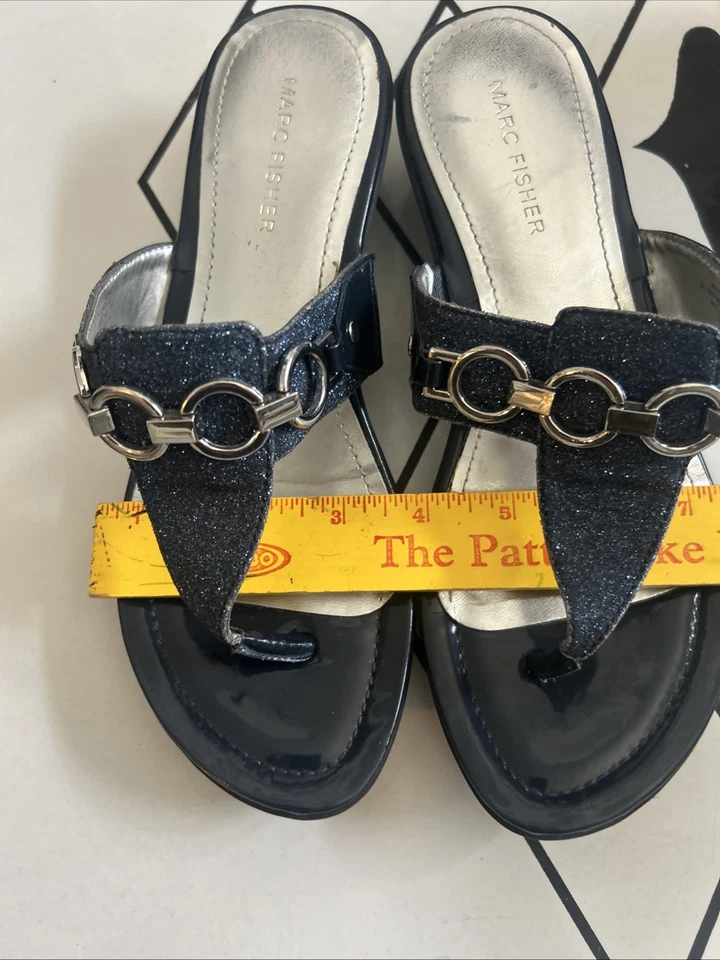 Marc Fisher Alynda Negro Correa en T Brillo Plateado Ornamental Tacón de Cuña Talla 8.5 Foto 3 de 4