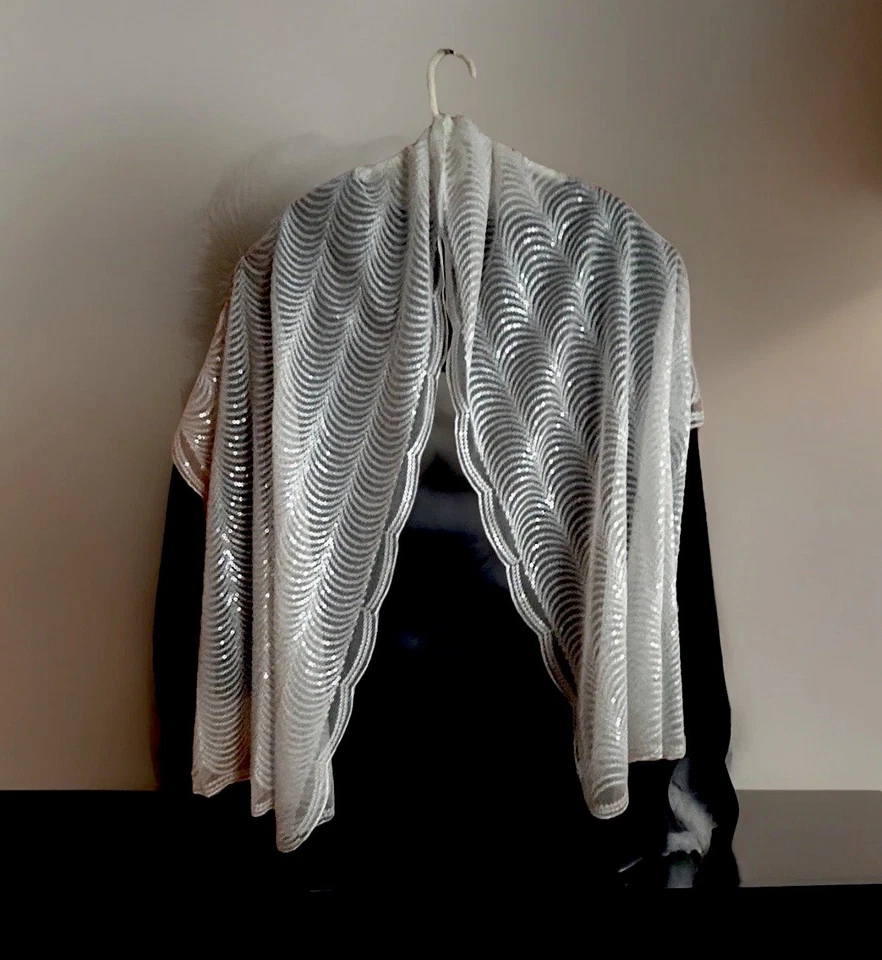 Envoltura/chal blanco patrón de cinta con lentejuelas delicado 73”x 23” Joan Rivers Foto 4 de 4