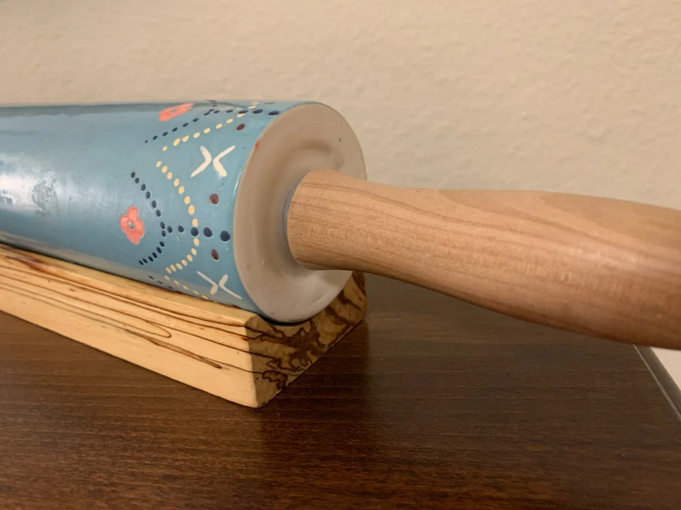 ALFILER DE CERÁMICA AZUL Y ROSA CON SOPORTE DE MADERA Foto 2 de 4