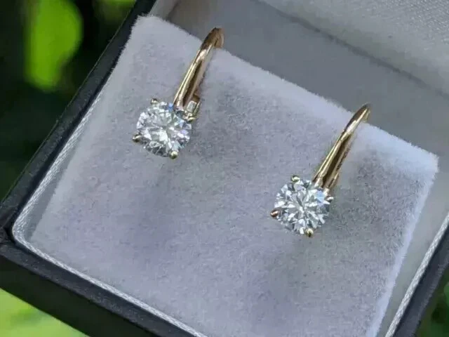 Pendientes Huggie para mujer de diamantes creados en laboratorio de corte redondo de 2 quilates enchapados en oro amarillo de 14 quilates Foto 3 de 4