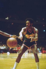 Jim Price Milwaukee Bucks passes the ball against the Philadelphia- Old Photo