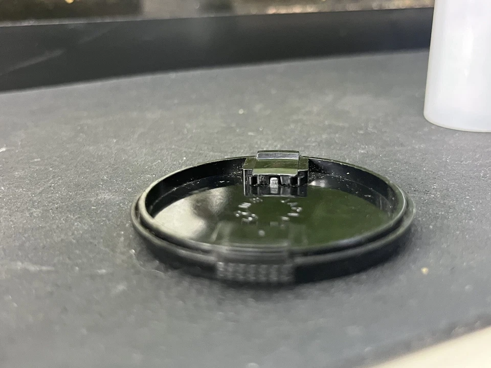 Vivitar 52mm Front Snap on Lens Cap - Image 4 of 4