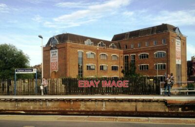 FOTOBAHNSTEIGE CLAPHAM KREUZUNG BAHNHOF DAS GEBÄUDE IM HINTERGRUND
