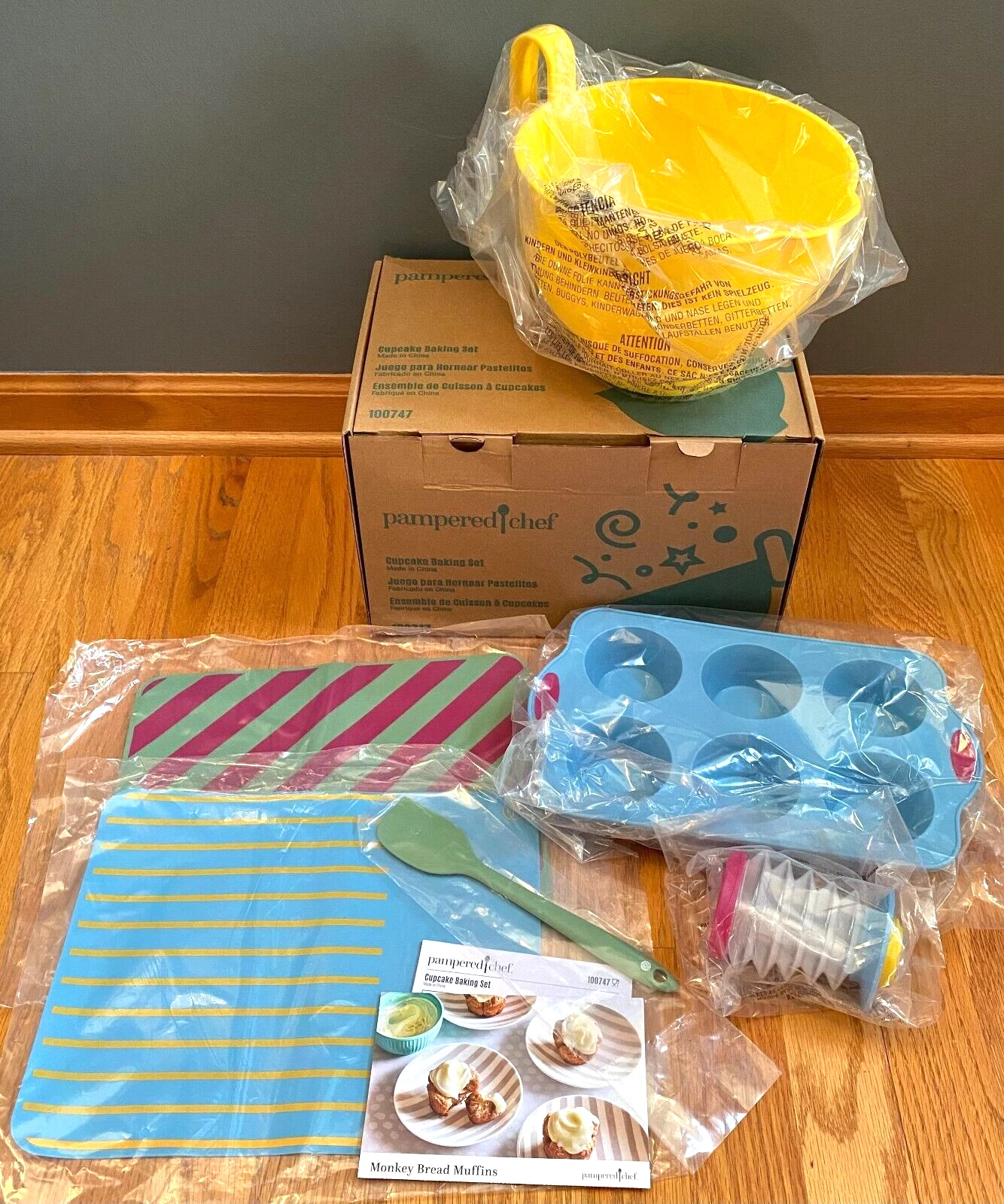Pampered Chef Cupcake Baking Set #100747 Silicone Muffin Pan Decorating NIP
