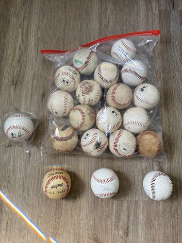 20 Baseball Lot - with Signatures and Autographs