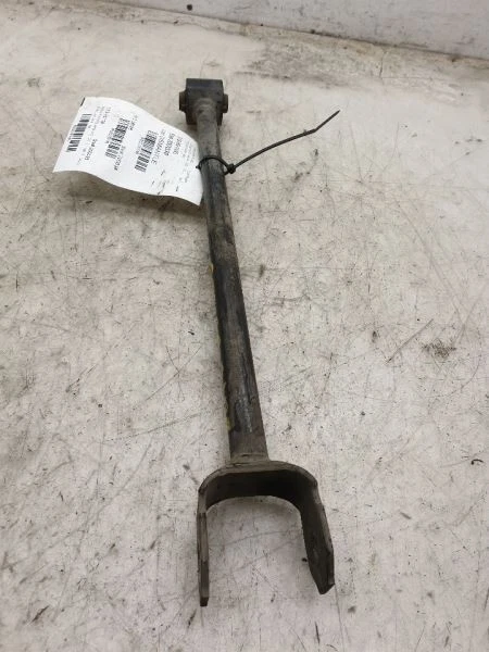 95-04 BRAZO DE CONTROL INFERIOR TRASERO LADO PASAJERO TOYOTA AVALON Foto 2 de 4