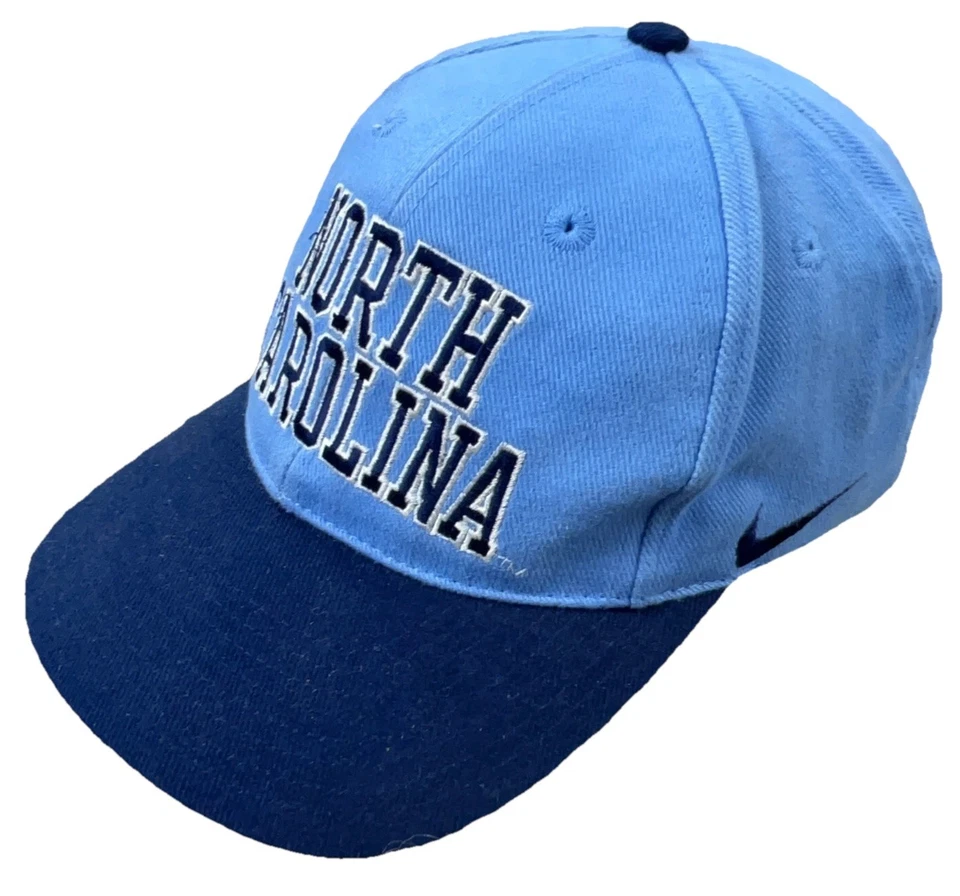 De colección Carolina del Norte Tacones Alquitranados Sombrero Gorra Correa Trasera Nike UNC Deletrear Años 90 Adulto Foto 4 de 4