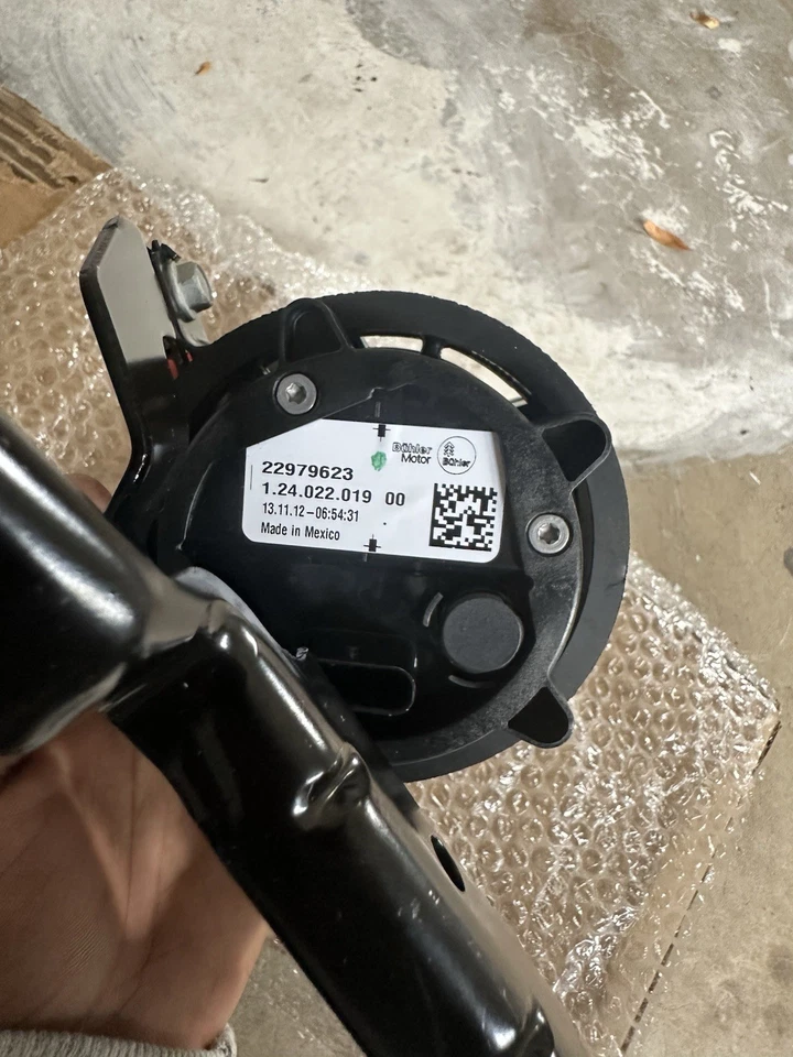 Bomba de refrigerante intercooler Cadillac CTS 2014-2019 OEM 22979623 Foto 2 de 3