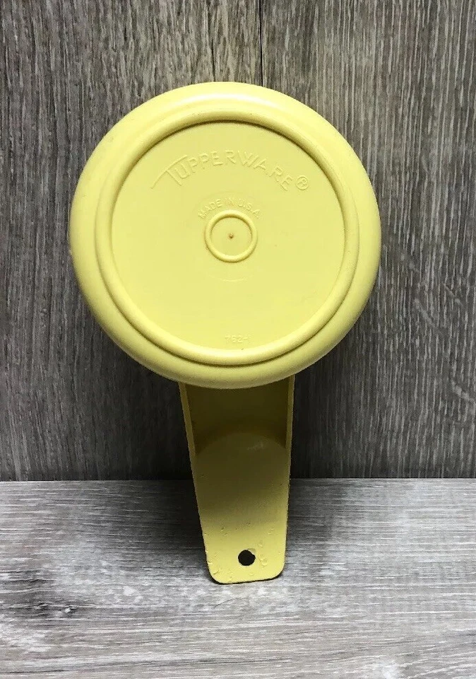 VINTAGE TUPPERWARE REPLACEMENT ALMOND TAN 3/4 CUP MEASURING CUP # 762 - Image 2 of 3
