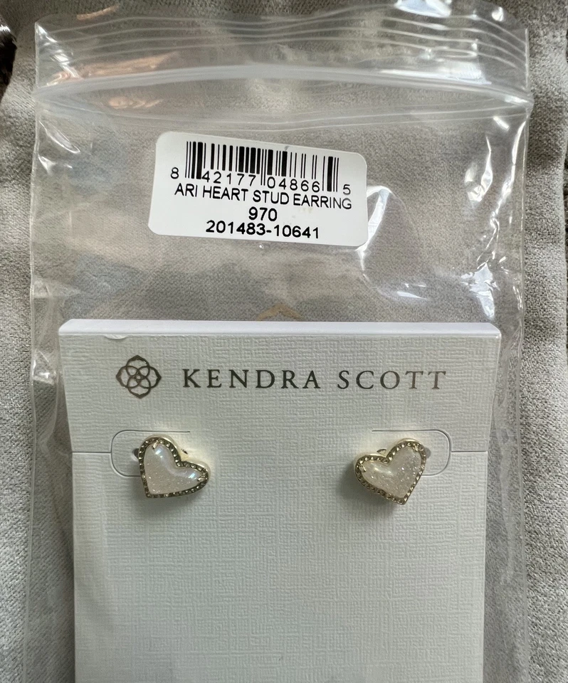 Kendra Scott Ari 心形金色耳钉 Iridescent Drusy 耳环 — 第 4/4 张图片