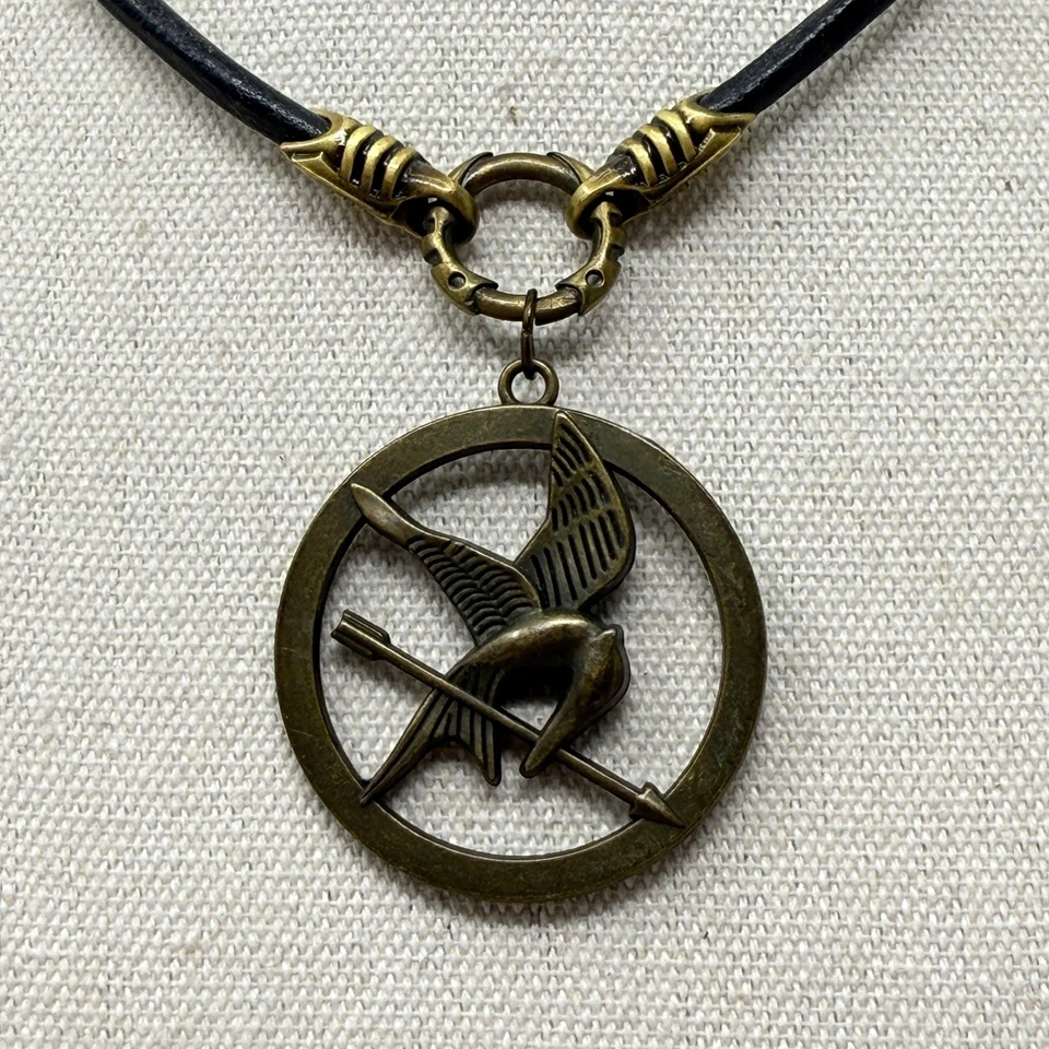 Collar Colgante Bico Sinsajo Juegos del Hambre Cordón de Cuero Marrón Foto 2 de 4