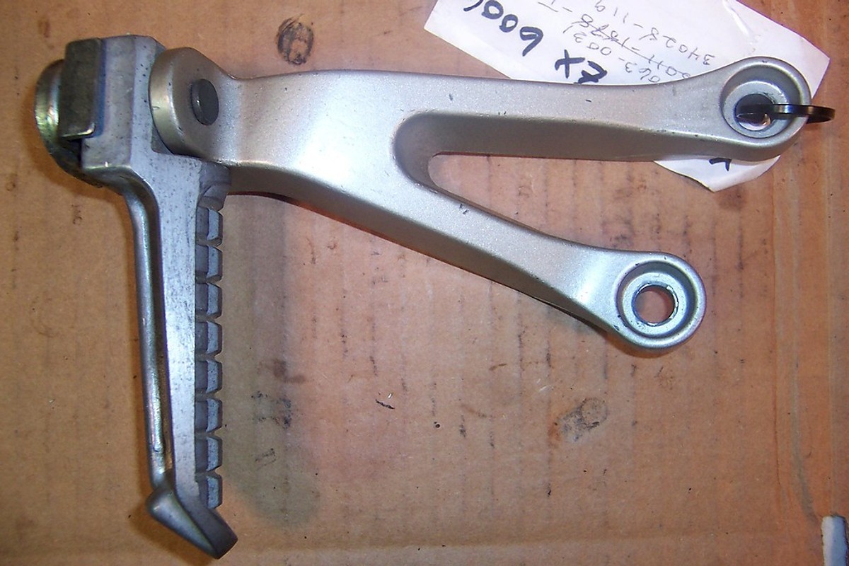 KAWASAKI ZX600 NINJA LEFT REAR PASSENGER FOOT PEG BRACKET ZX KAWASAKI ZX600 NINJA LEFT REAR PASSENGER FOOT PEG BRACKET ZX