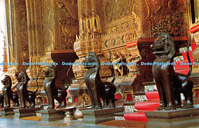 R230049 Viele Messing Löwen vor den Designs außerhalb des Wat Tempels Phra Keo Ban