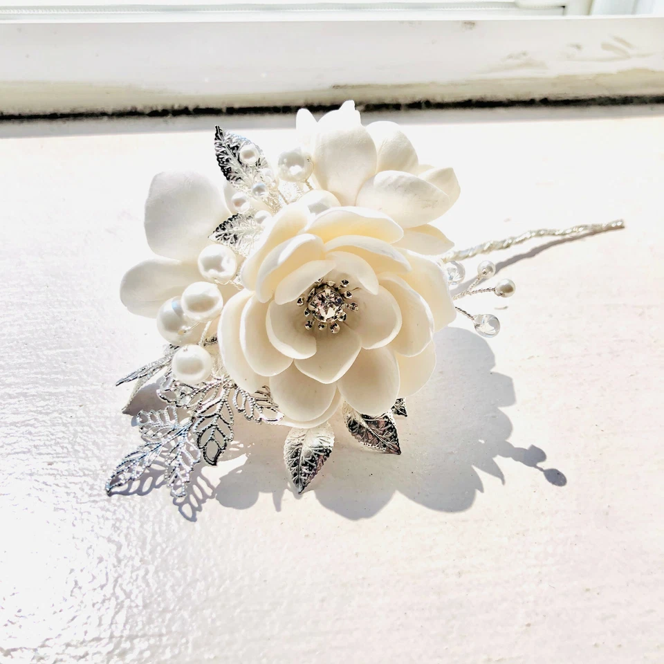 Horquilla floral blanca con cristales y perlas de Swarovski en plata | Hecha a mano Foto 3 de 4