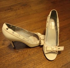 Vintage Y2K N.Y.L.A Women's Open -toed White Bowed Front, Stitched Pumps