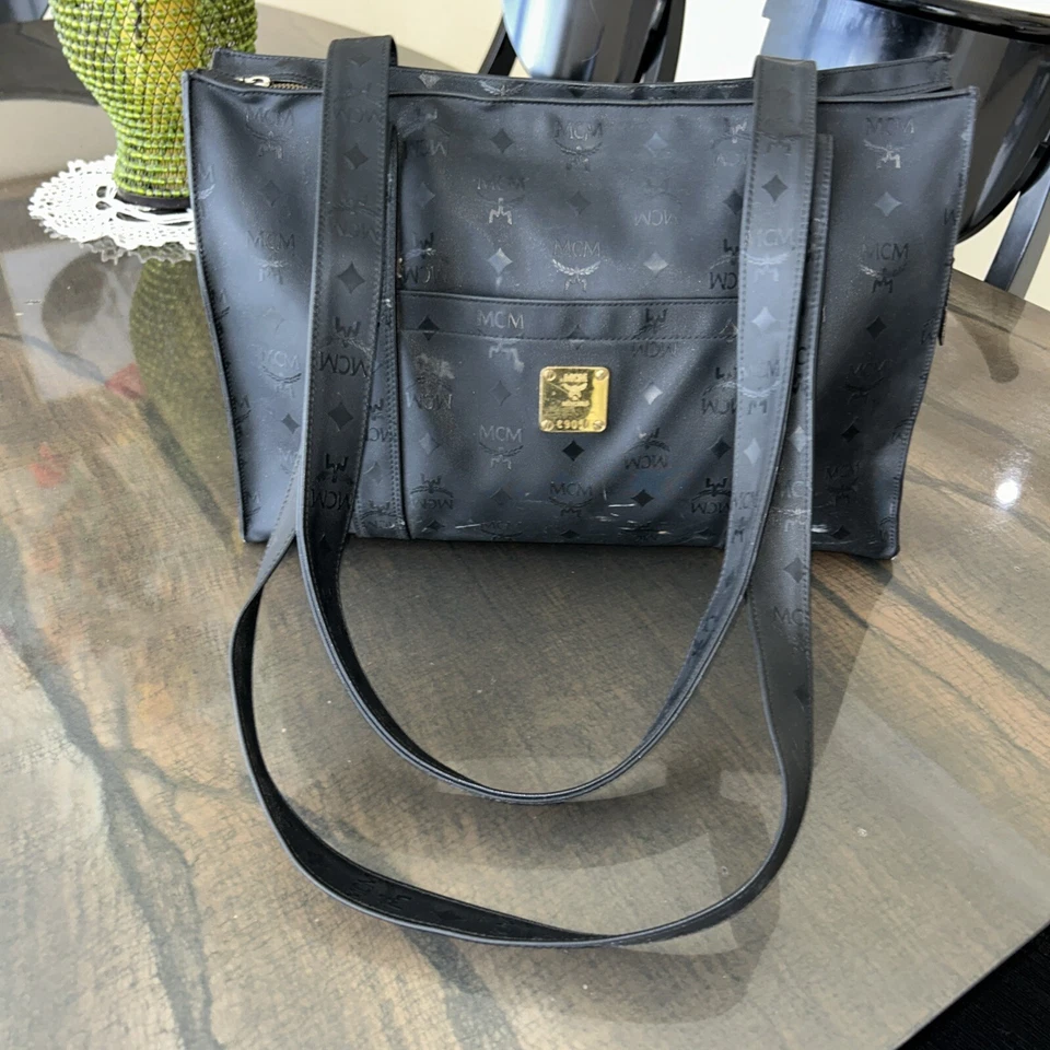 Auténtico bolso de hombro grande con doble correa para dama en negro de MCM.  Foto 2 de 4