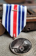 Vintage TOY REPRODUCTION CANONS MEDAL
