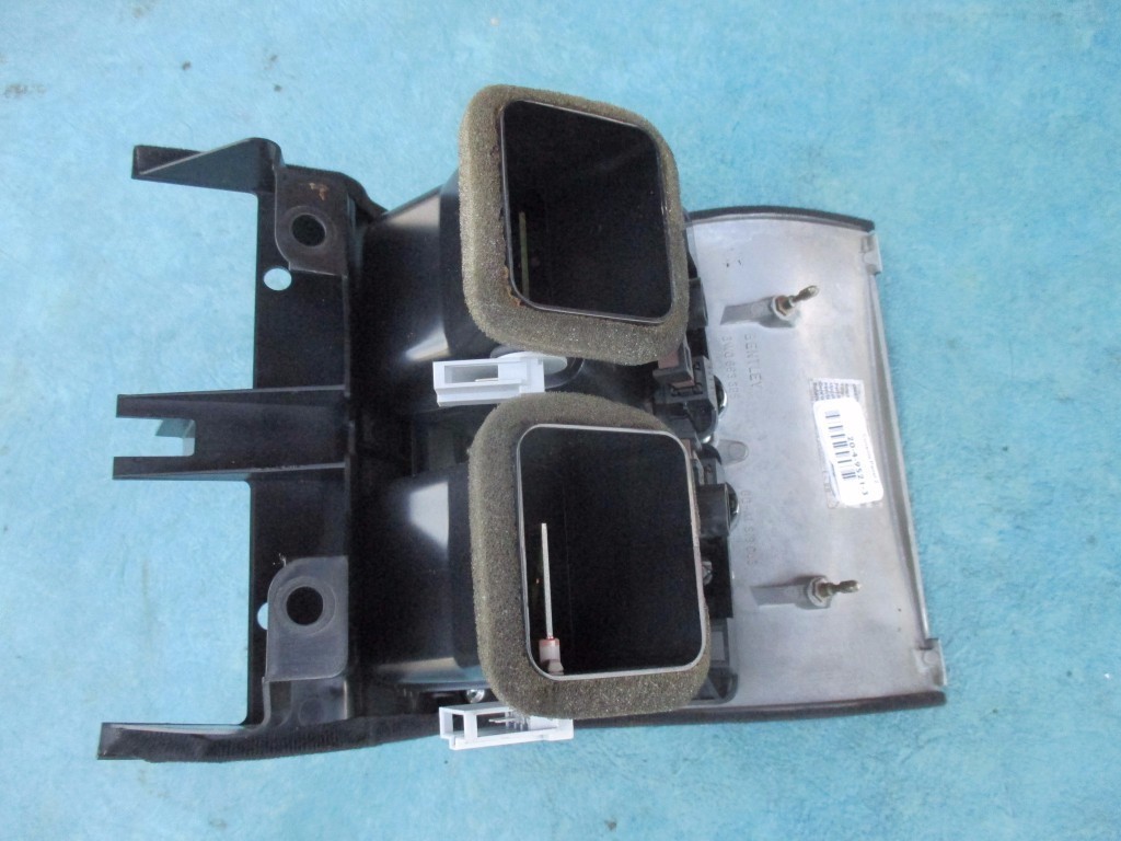 Bentley Continentall Gt rear center console trim air vents 