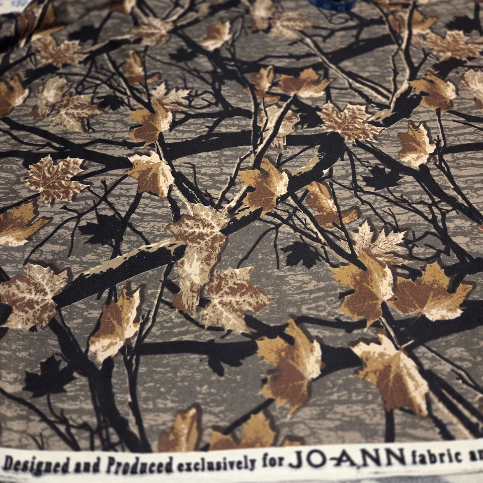 Tela polar tejida camuflada extremidades negras y hojas marrones 2 yardas x 60" de ancho Jo Ann's Foto 3 de 3