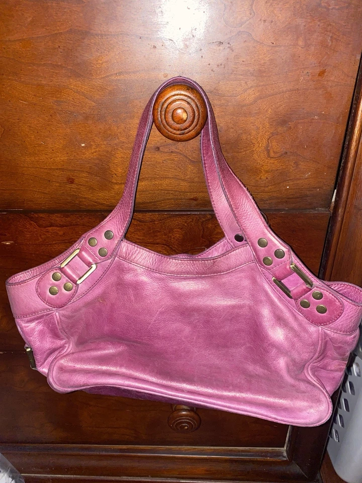 Bolso de cuero Addias con tachuelas doradas y cadena dorada Foto 2 de 4