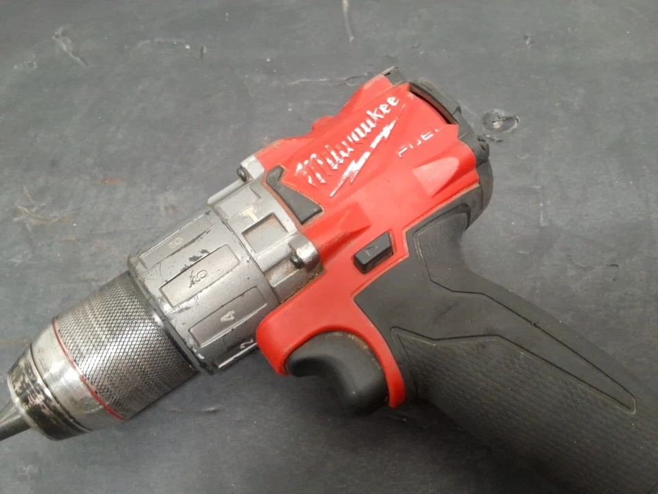 Taladro percutor inalámbrico Milwaukee M18 combustible 1/2" 18V - 2804-20 - USADO Foto 3 de 4