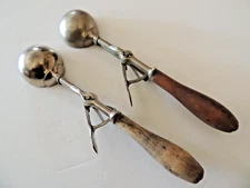 (2) Vintage Ice Cream Parlor Scoops Gilchrist's N0. 31 Size 20 & 16 - Nice!