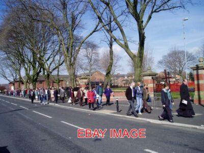 PHOTO  MOSS SIDE MANCHESTER GOOD FRIDAY WALK ON GREAT WESTERN STREET MOSS SIDE M