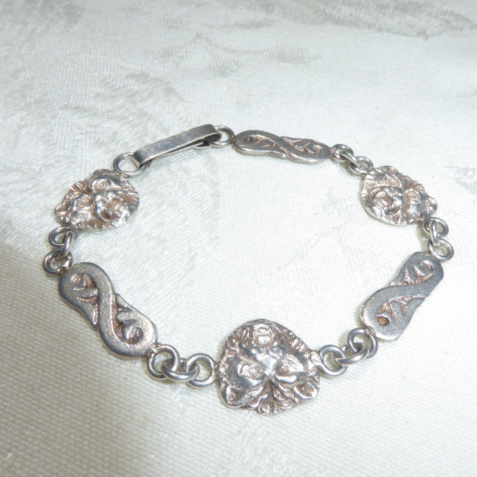 VINTAGE STERLING SILVER BRACELET Features DETAILED LION HEADS INTRICATE LINKS