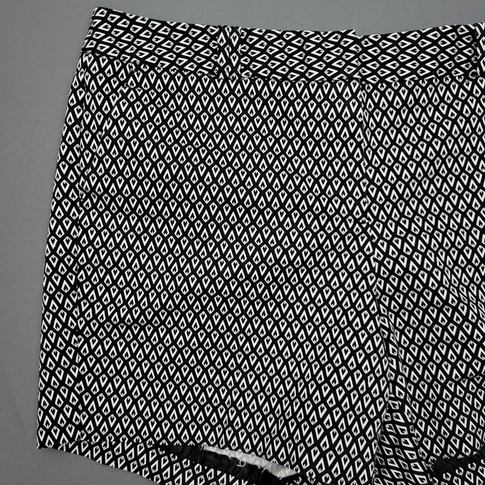 Worthington Shorts Womens Size 8 Mid Rise Chino 5" Inseam Twill Geometric Black - Image 2 of 4