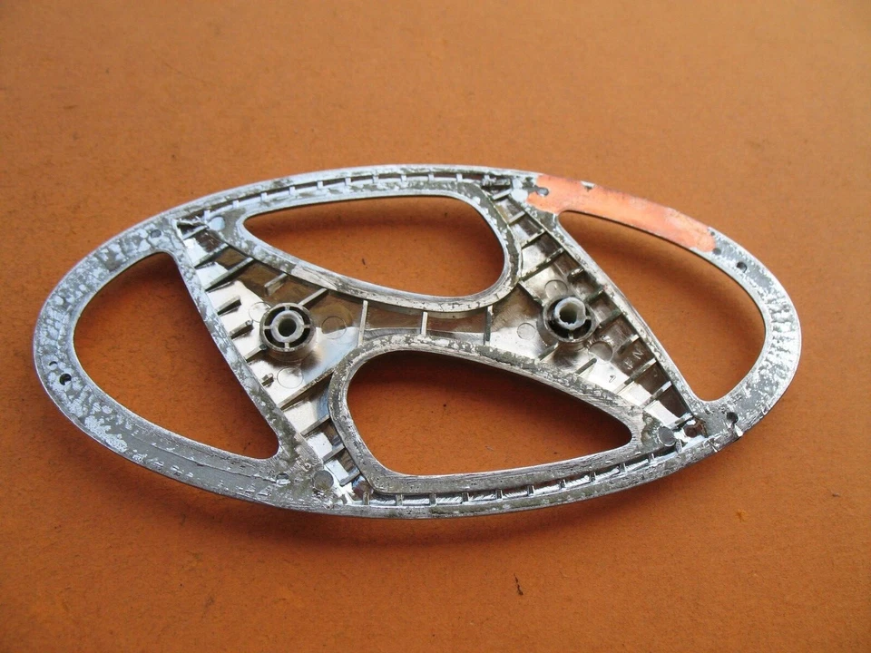 06 07 08 09 10 11 HYUNDAI ACENTO TRASERO CROMO EMBLEMA LOGOTIPO INSIGNIA SIGNO FABRICANTE DE EQUIPOS ORIGINALES A28047 Foto 2 de 2