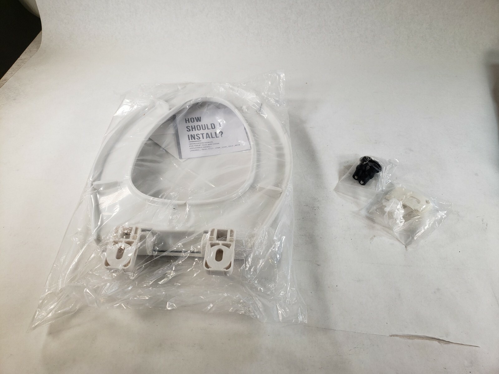 WSSROGYE Elongated White Plastic Slow Close Easy To Install Toilet Seat