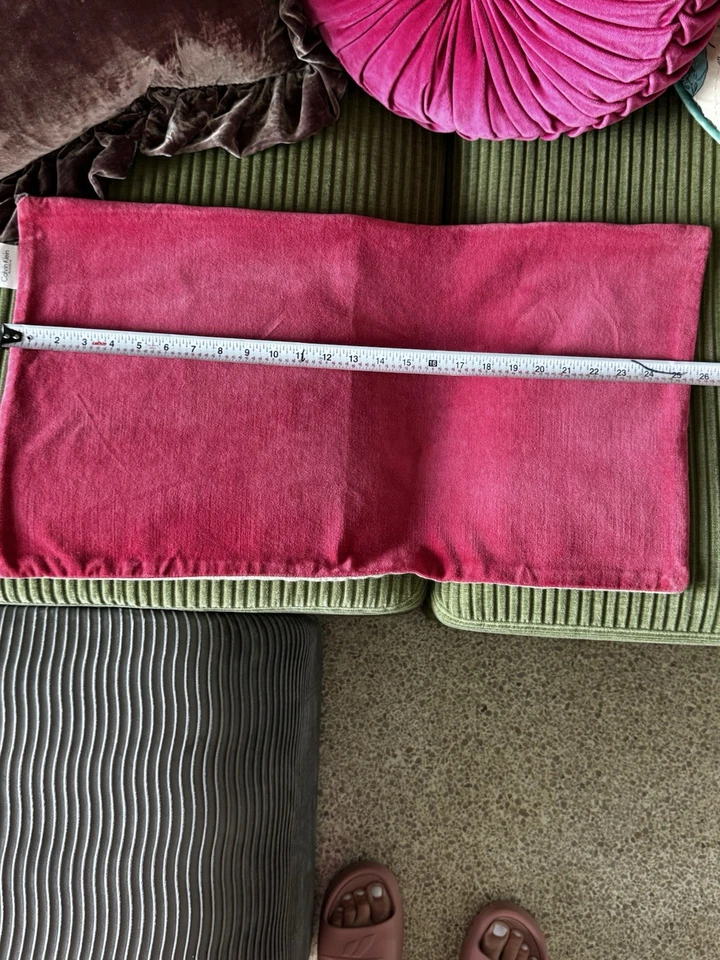 Funda de almohada decorativa Calvin Klein rosa brillante rojo terciopelo/lino trasero 14" x 25” Foto 2 de 4