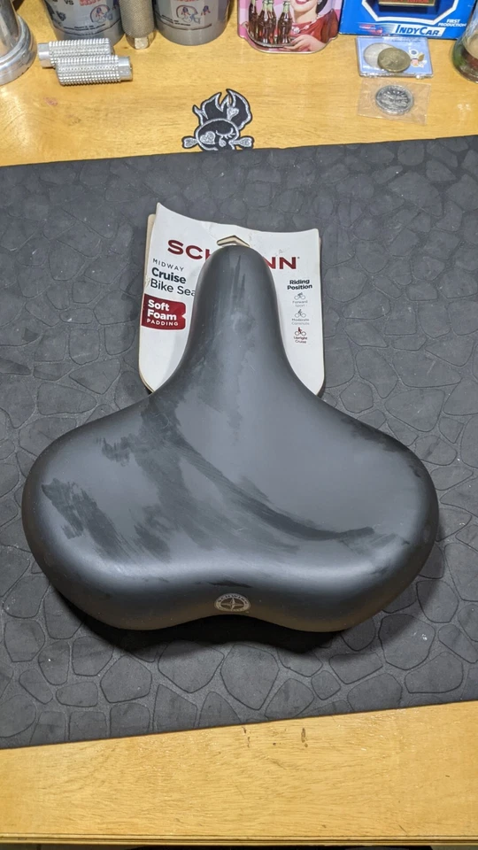 Assento de bicicleta Schwinn espuma conforto couro selim preto ajuste cruzeiro assento confortável largo - Imagem 3 de 4