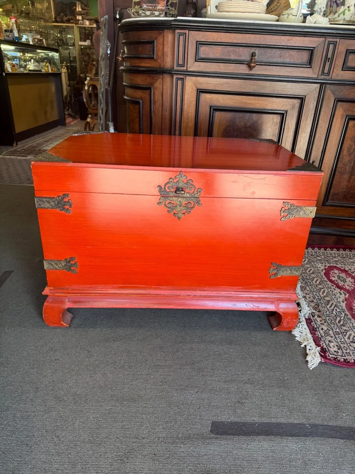 Manta baúl laca roja - monturas de latón chino Foto 3 de 4