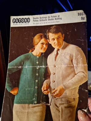 Original Patons DK Strickjacken für Erwachsene 32''-42'' Strickmuster 9667