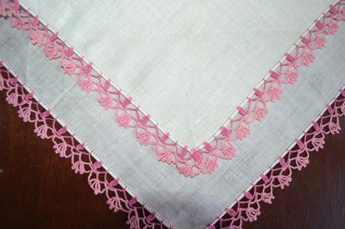 VINTAGE HANKIE 1940s OFF WHITE IRISH LINEN WITH HAND CROCHET PINK TRIM NEW - Picture 2 of 4