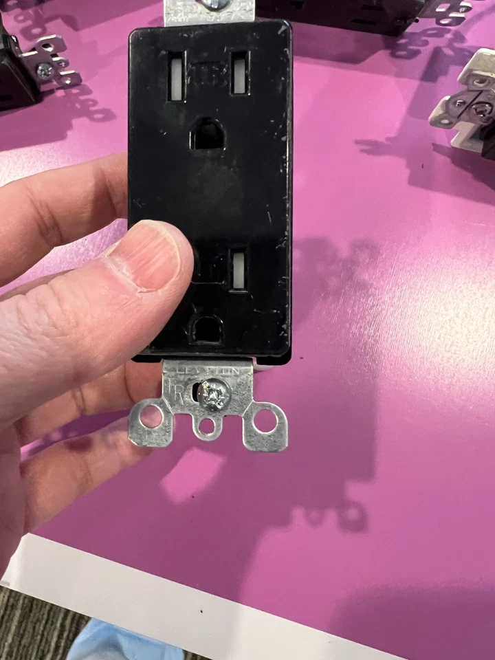 Enchufe Leviton Decora, 15A, 120/277V solo CA, 1 polo, negro lote de 6 enchufes Foto 3 de 4