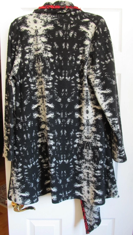 Capa/casaco feminino Art of Cloth tamanho grande - Imagem 3 de 4