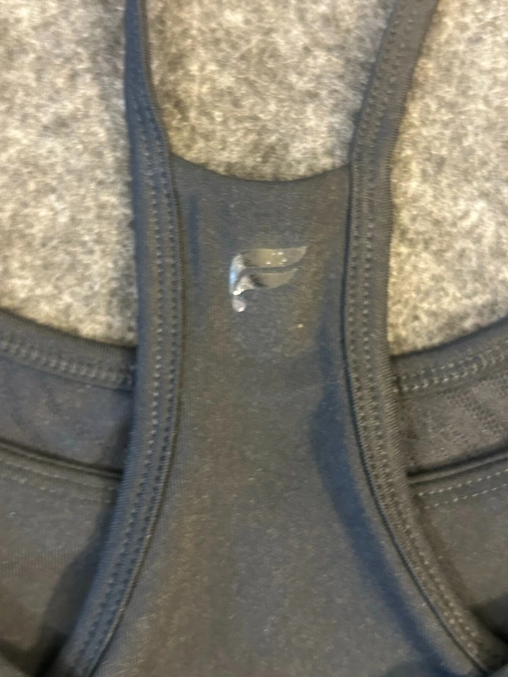 Sujetador deportivo Fabletics Kira impacto medio malla negra talla pequeña Foto 4 de 4