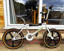 Raleigh Mag Burner BMX Bike White/Black Mag Wheels