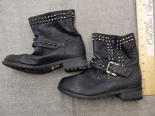 Botas Twisted Amira para mujer talla 7 negras con tachuelas de motociclista hebilla media pantorrilla